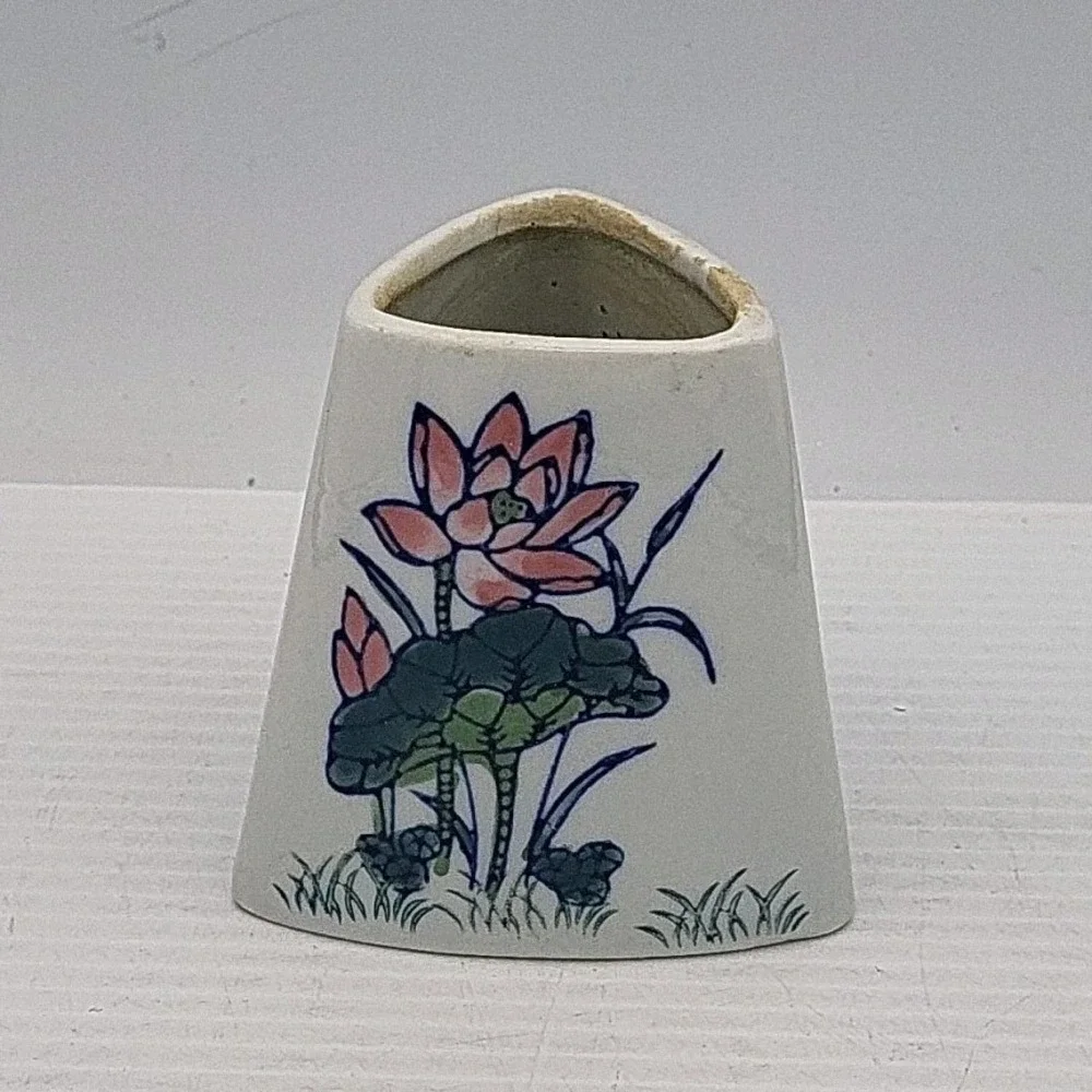 Vintage Frog Triangle Shaped Vase‎